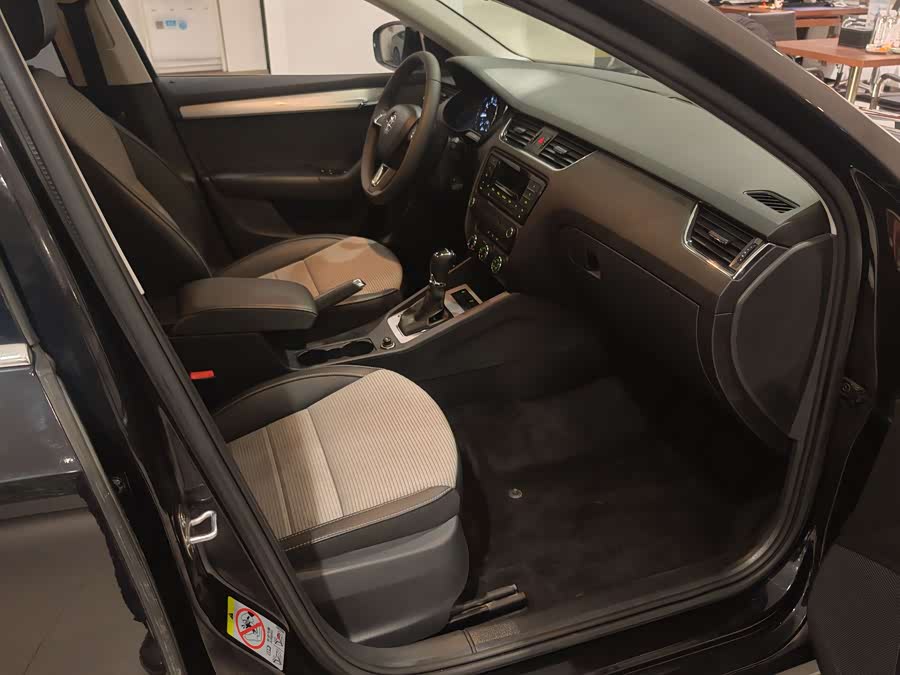 Skoda Octavia 2016 car image #13