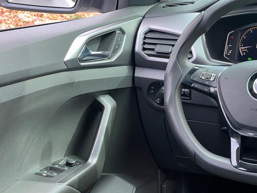 Volkswagen T-Cross 2023 car image #13