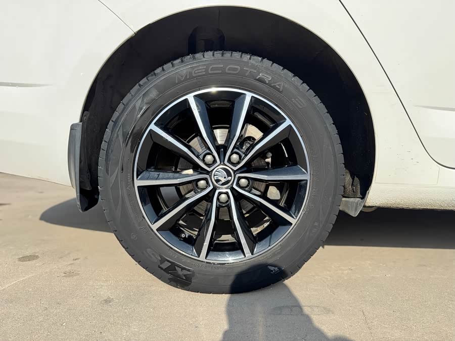Skoda Octavia 2017 car image #13