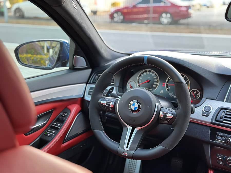 BMW M5 2015 изображение автомобиля #13