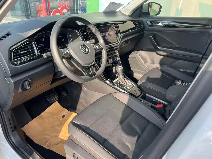 Volkswagen T-Roc 2023 car image #13