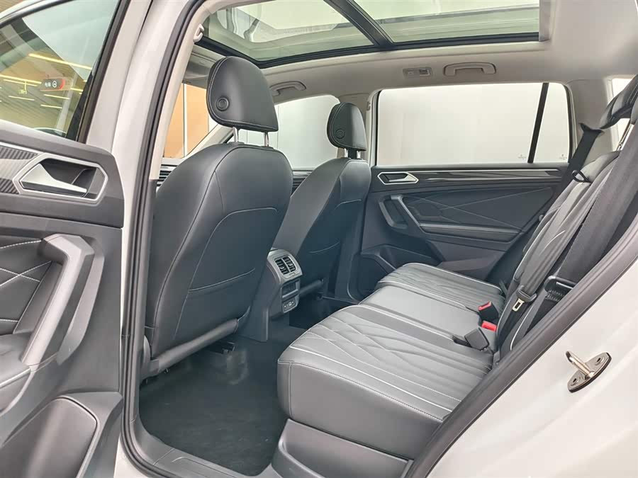Volkswagen Tiguan L 2024 car image #13