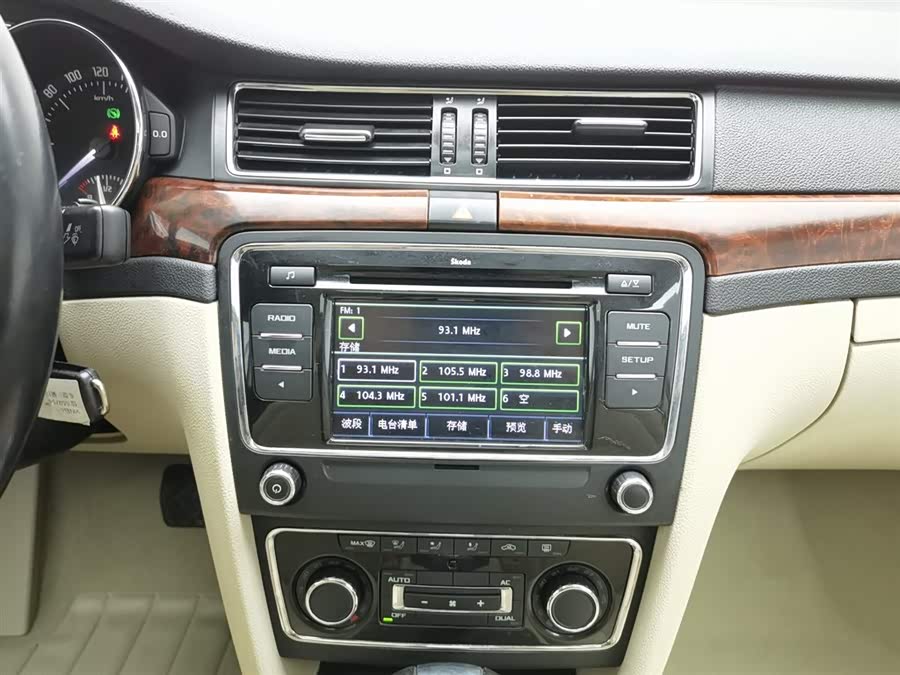 Skoda Superb 2011 imagem de carro #13