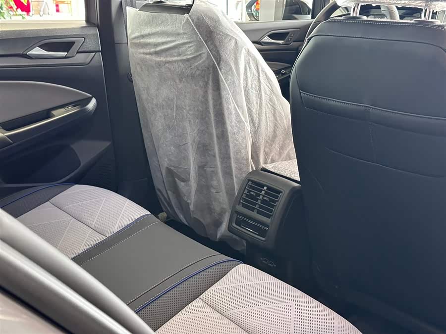 Volkswagen Golf 2025 car image #13