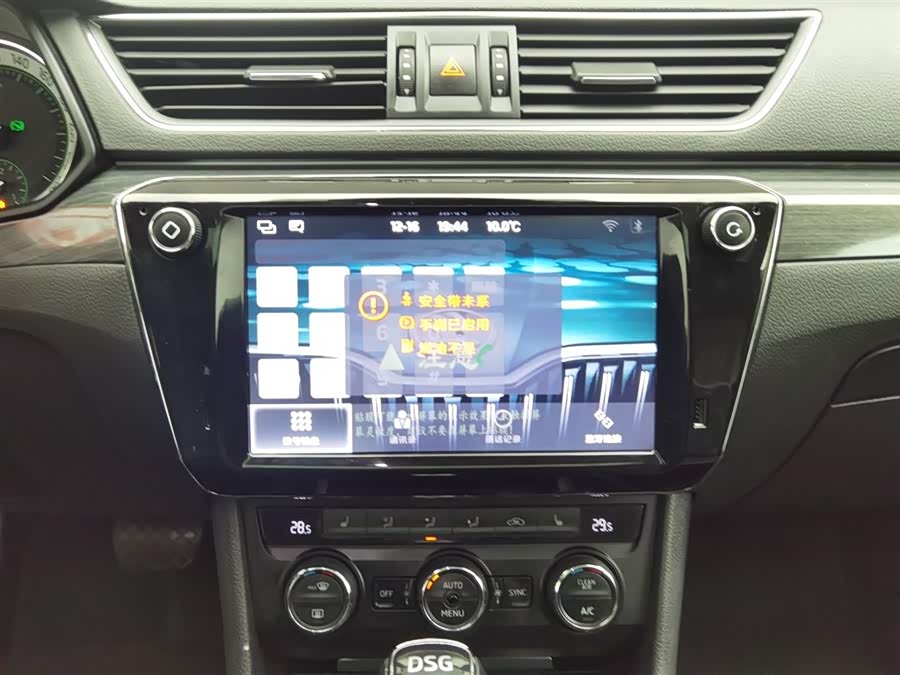 Skoda Superb 2018 car image #13