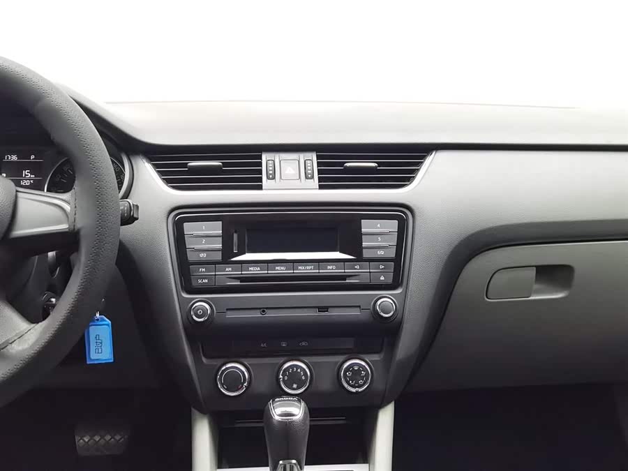 Skoda Octavia 2015 car image #13