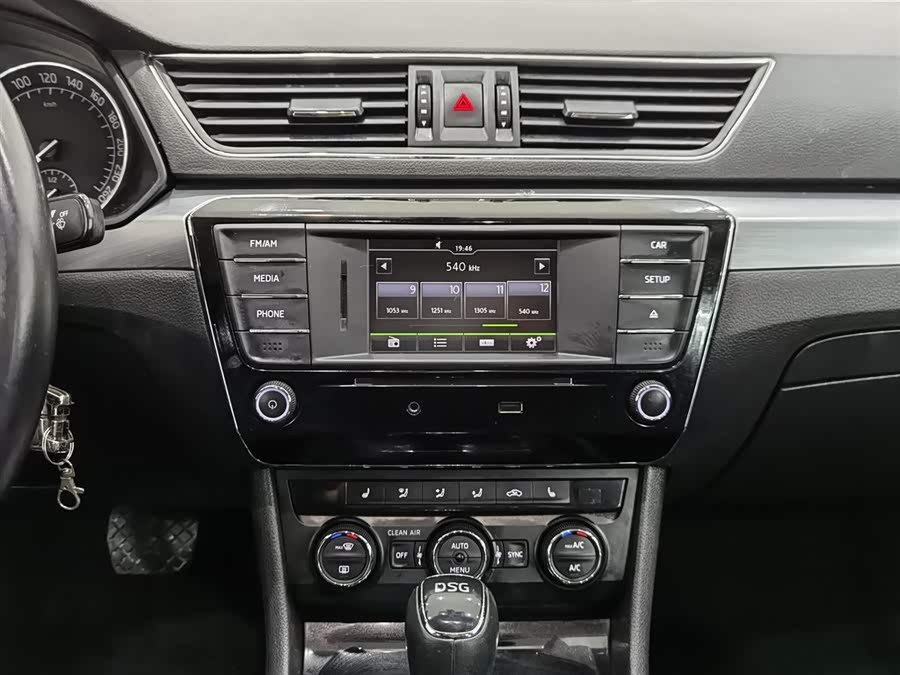 Skoda Superb 2016 car image #13