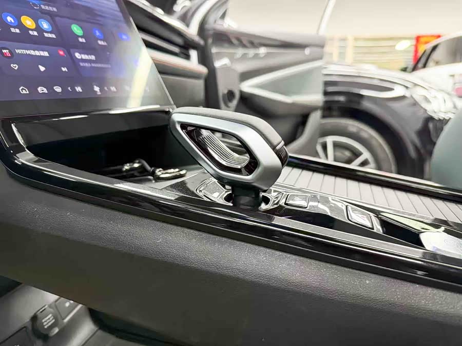 GEELY Boyue 2025 car image #13