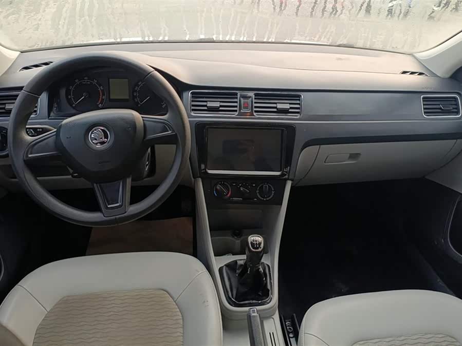 Skoda Rapid 2015 car image #13