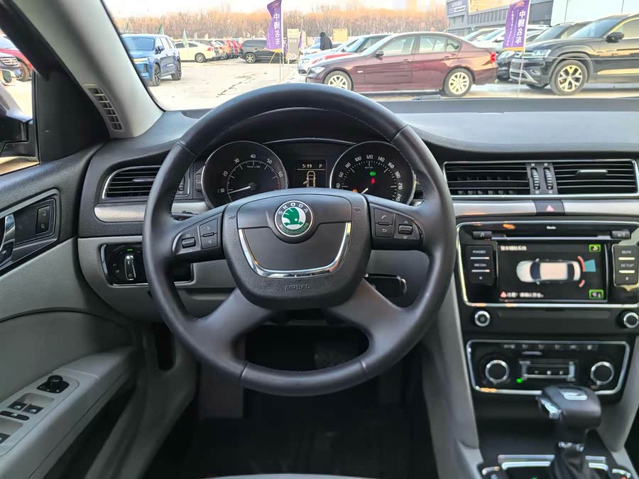 Skoda Superb 2012 imagem de carro #13