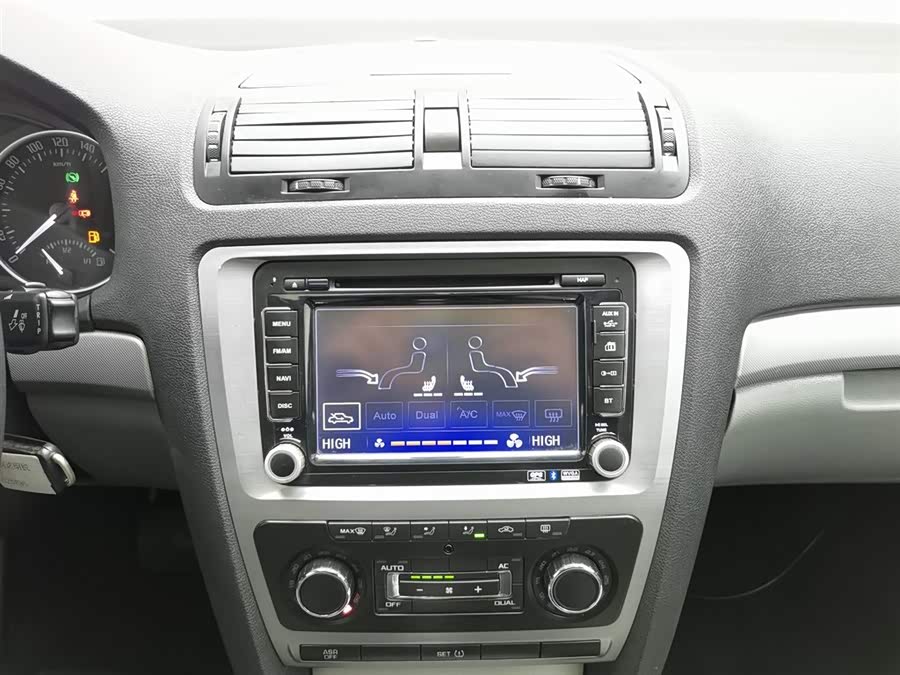 Skoda Octavia 2014 car image #13