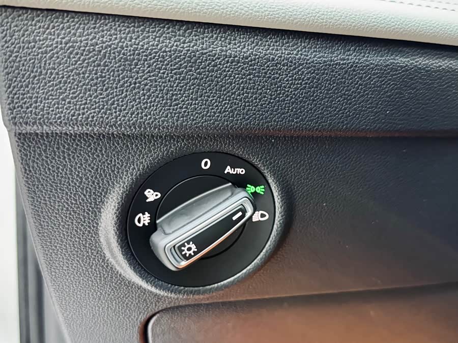 Volkswagen Tiguan L 2023 car image #13