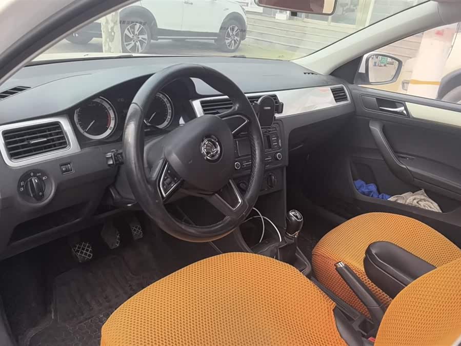 Skoda Rapid 2018 car image #13