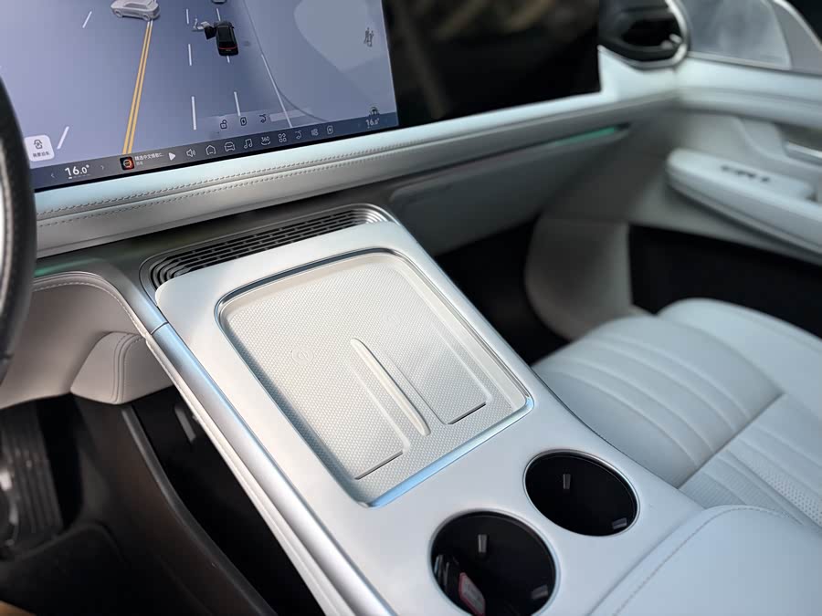 Xpeng G9 2024 car image #13