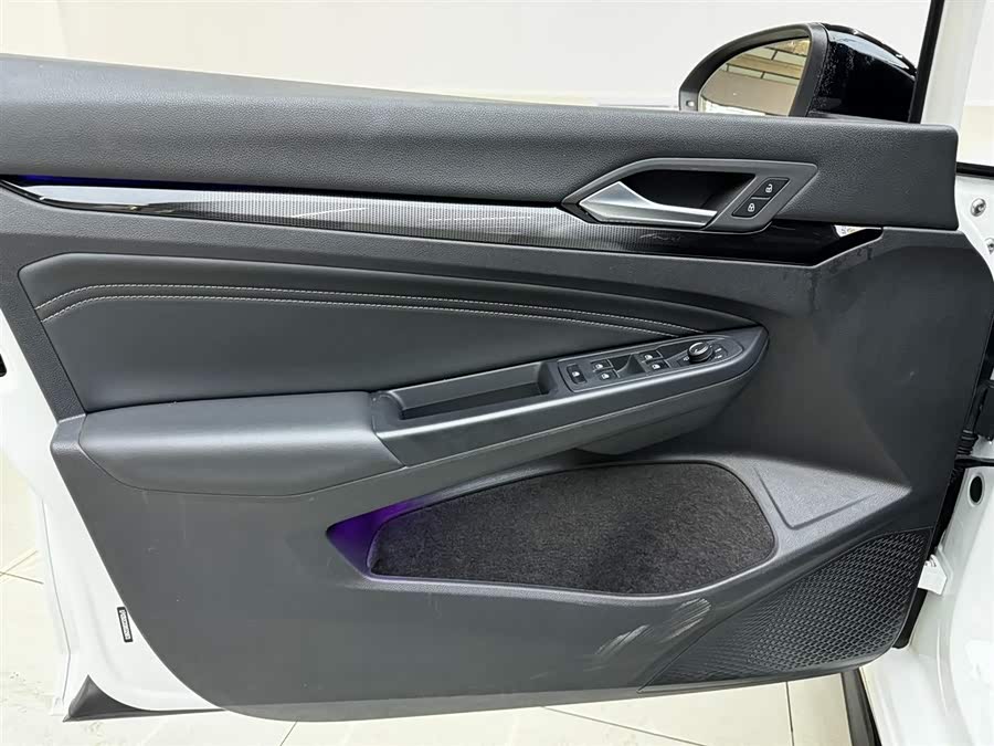 Volkswagen Golf 2023 car image #13