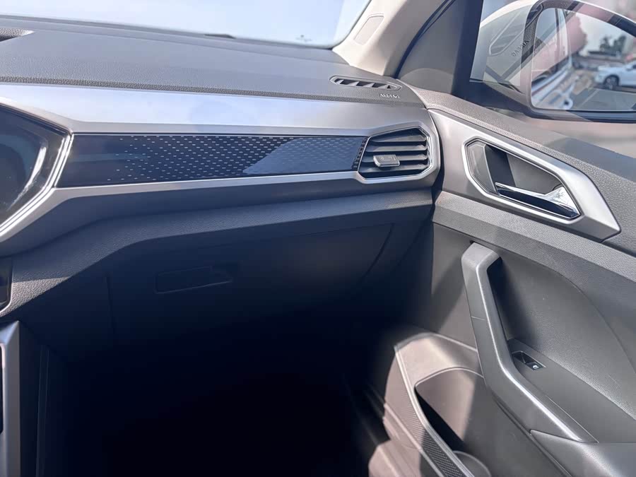 Volkswagen T-Cross 2020 car image #13