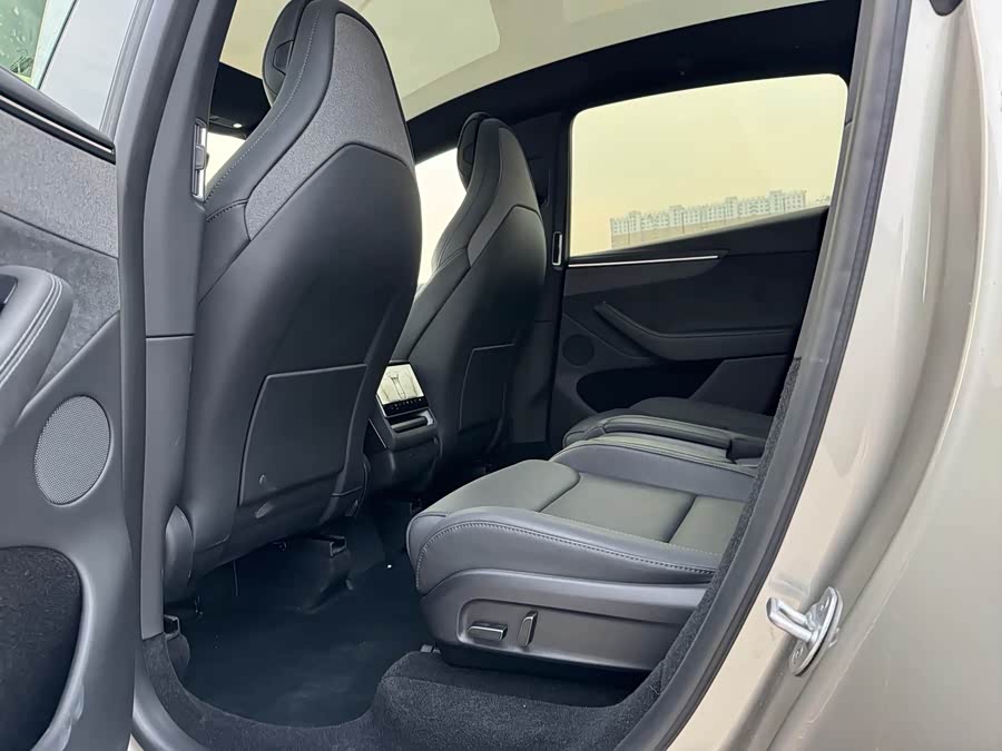 特斯拉 Model Y L 2025 汽车图片 #13