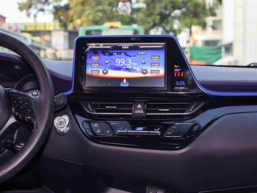 Toyota C-HR 2018 car image #13