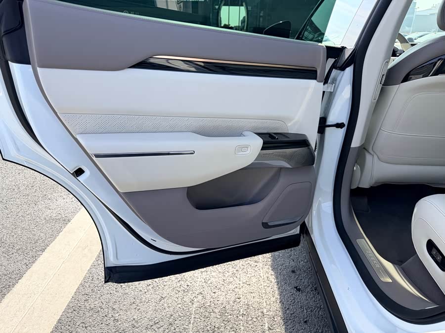 Zeekr 7X 2024 car image #13