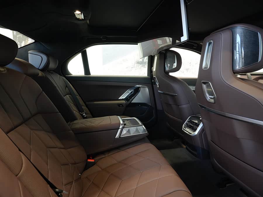 BMW i7 car image #13