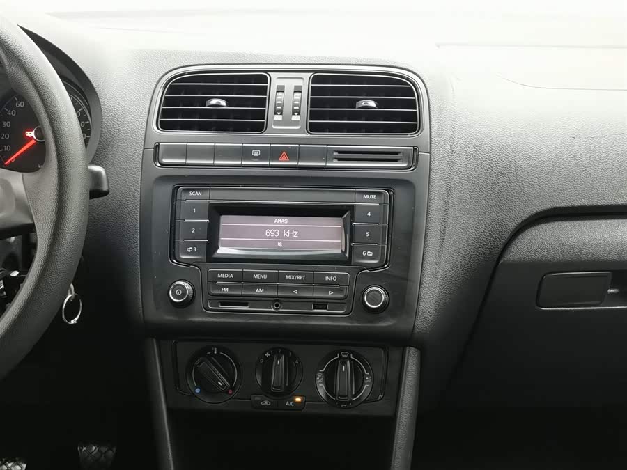 Volkswagen Polo 2014 car image #13