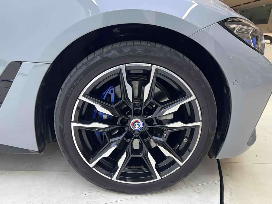 BMW i4 2022 car image #13