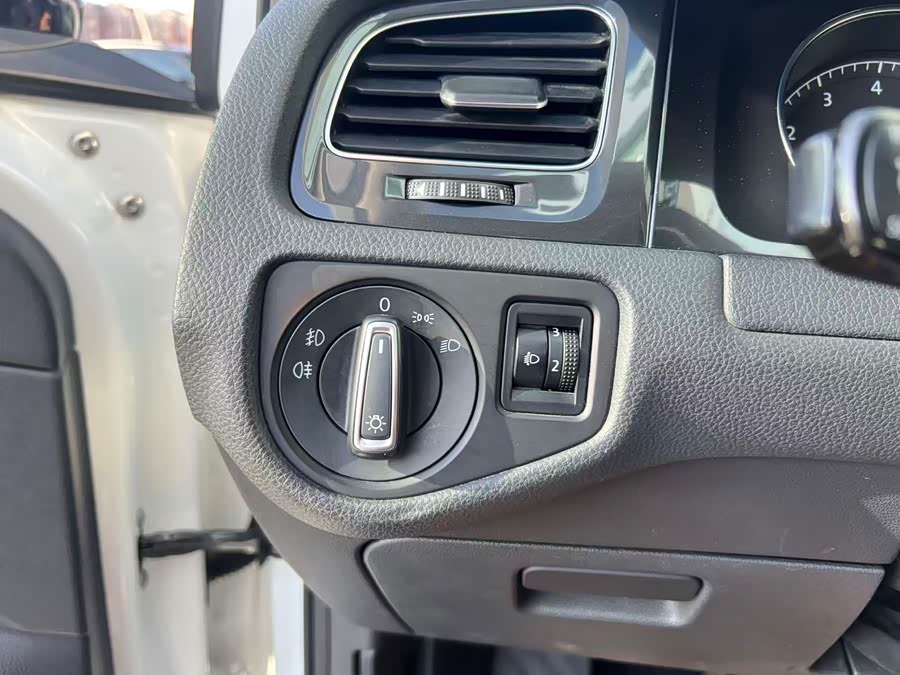 Volkswagen Golf 2017 car image #13