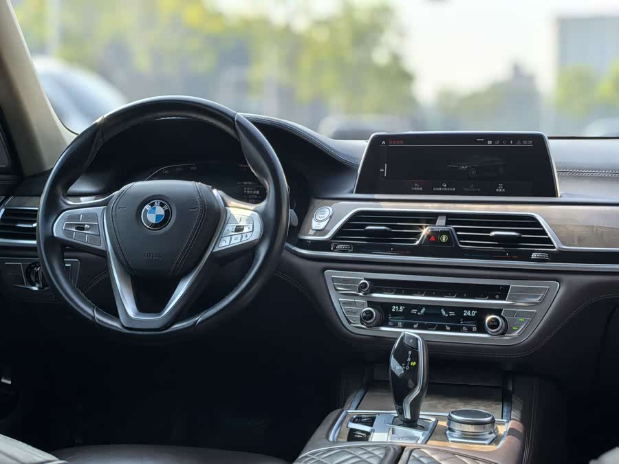 BMW 7 Series 2020 car image #13
