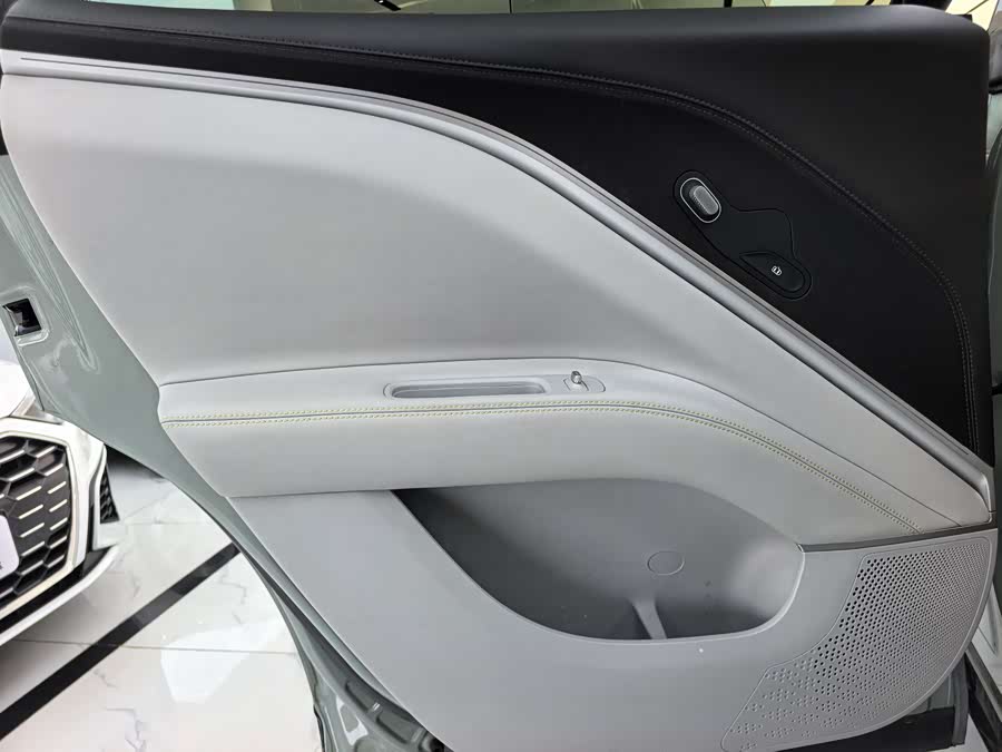 Avatr 11 2023 car image #13