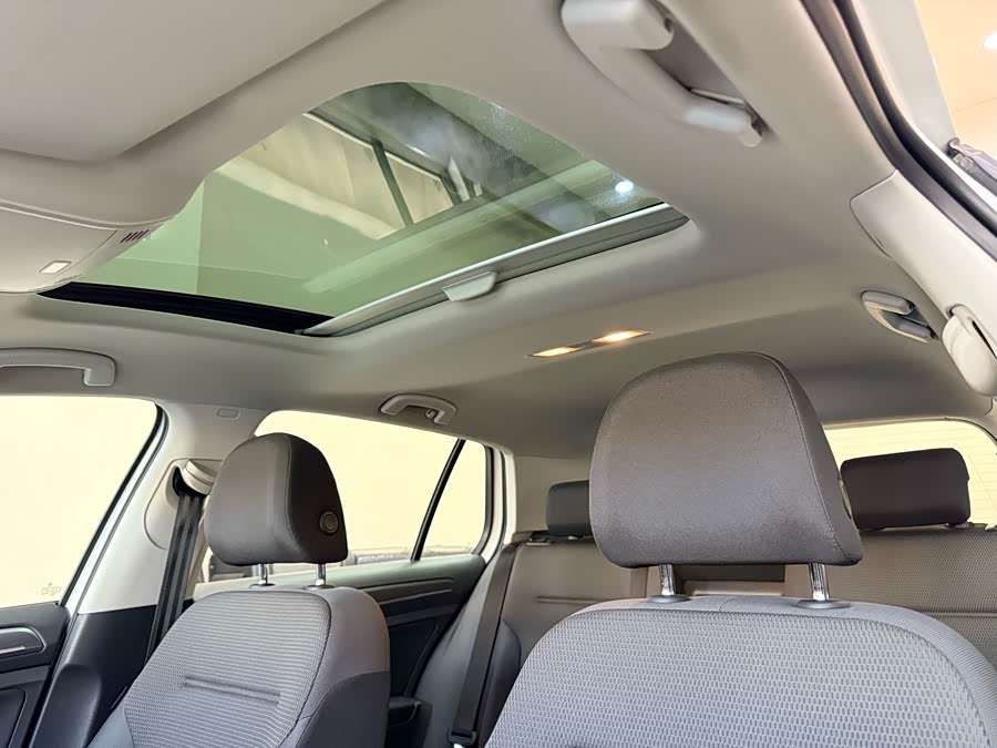 Volkswagen Golf 2022 car image #13