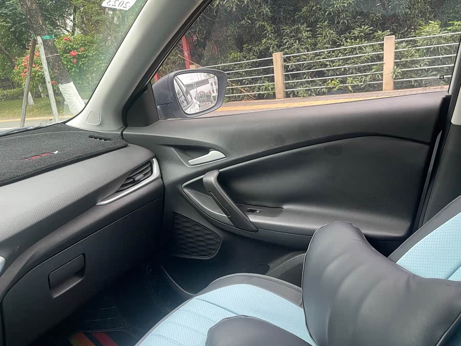 Chevrolet Tracker 2020 immagine di auto #13