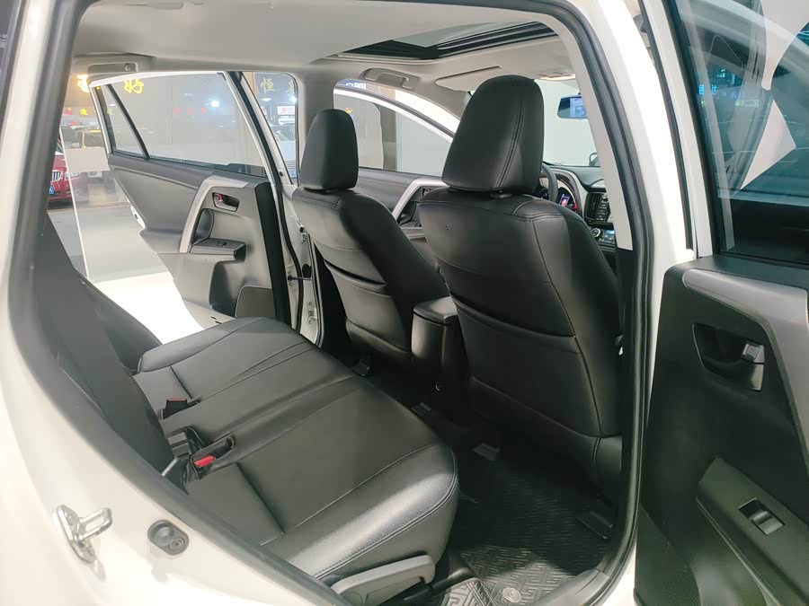 Toyota RAV4 2019 car image #13