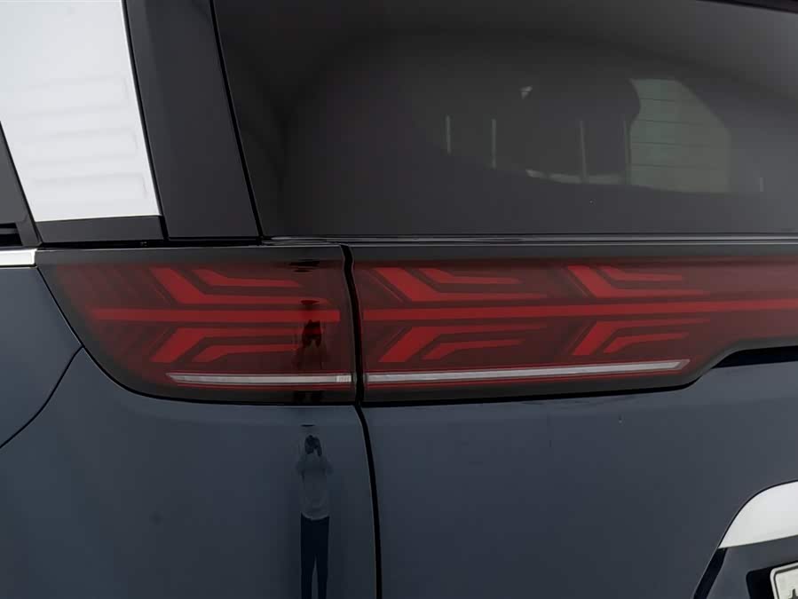 Denza D9 2025 car image #13