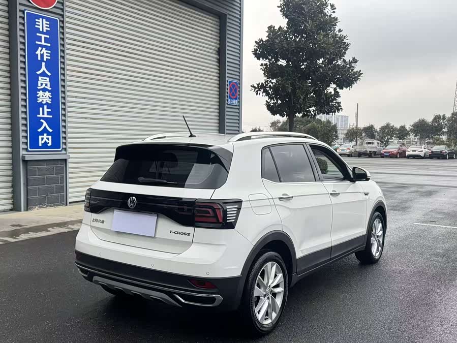Volkswagen T-Cross 2020 #13 Volkswagen T-Cross 2020 car image #13