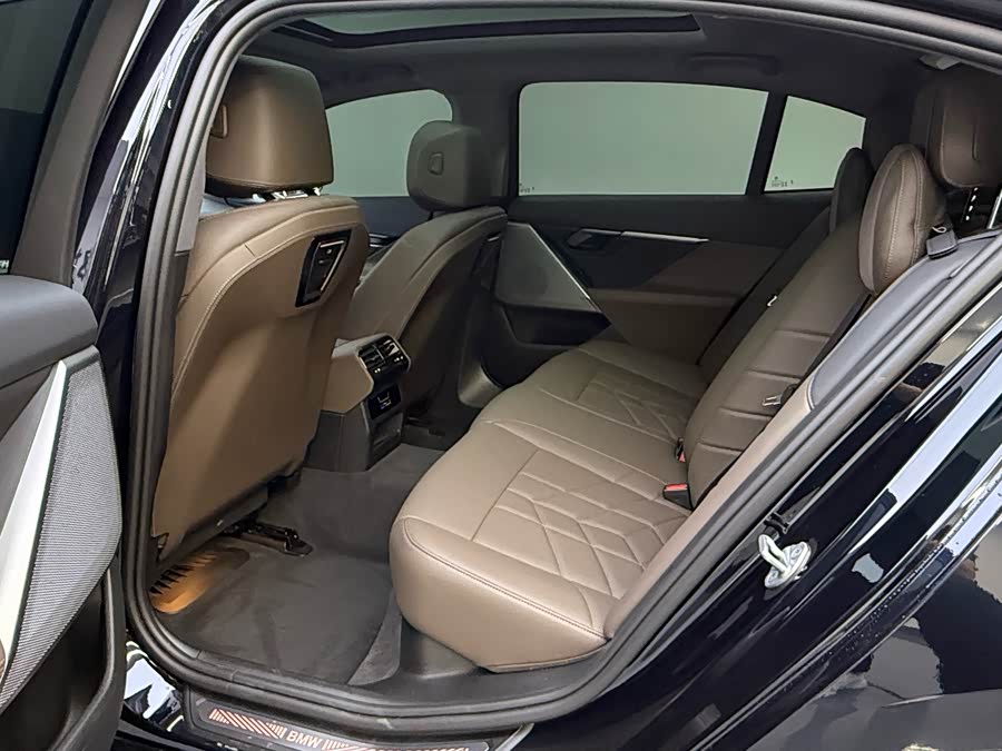 BMW i5 2024 car image #13