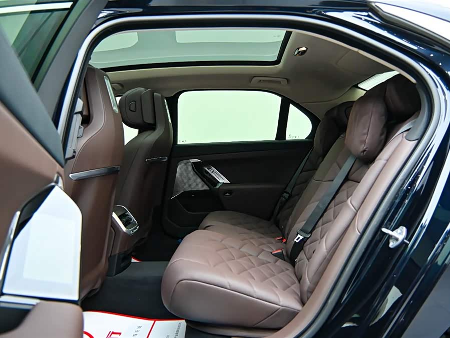 BMW i7 2024 car image #13