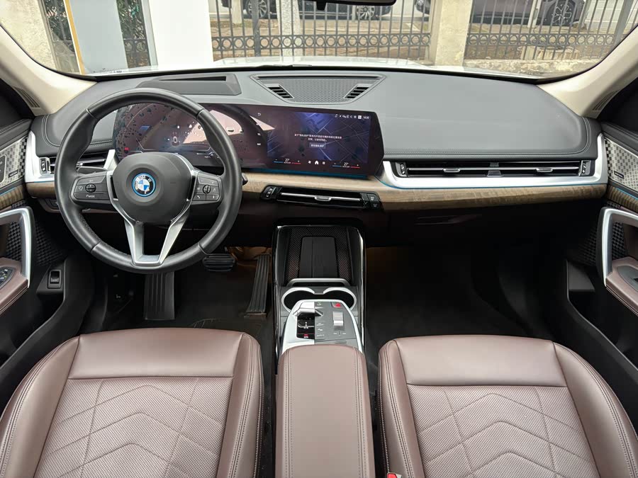 BMW iX1 2024 صورة سيارة #13