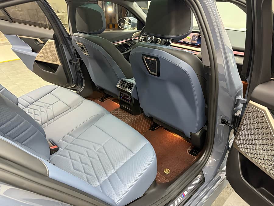 BMW 5 Series 2024 car image #13