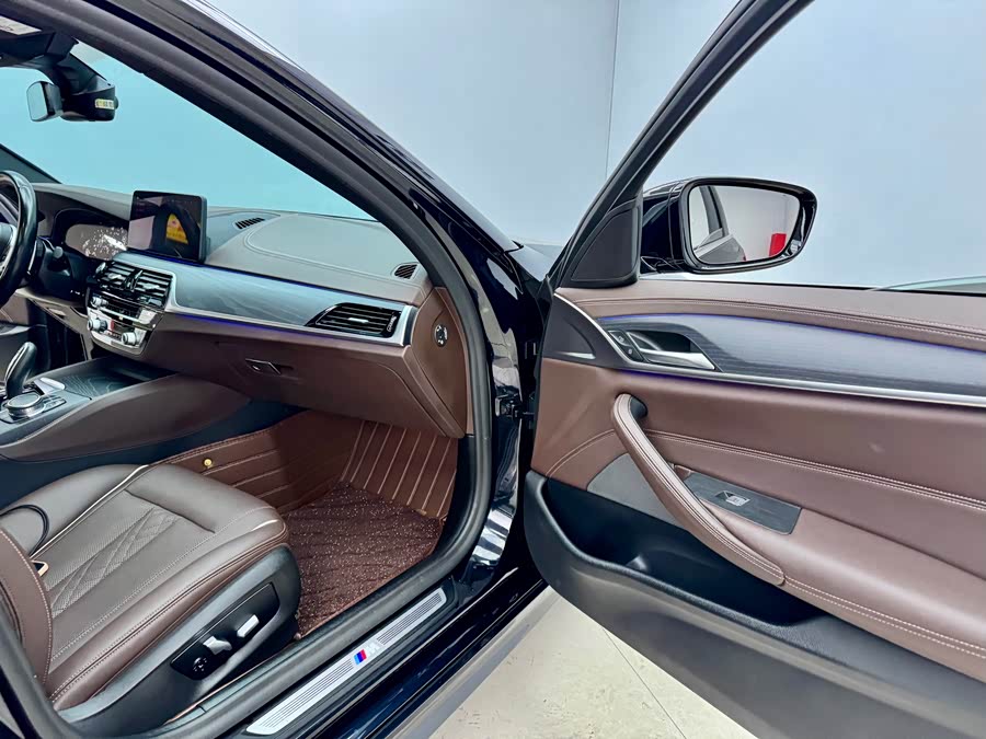 BMW 5 Series 2022 immagine di auto #13