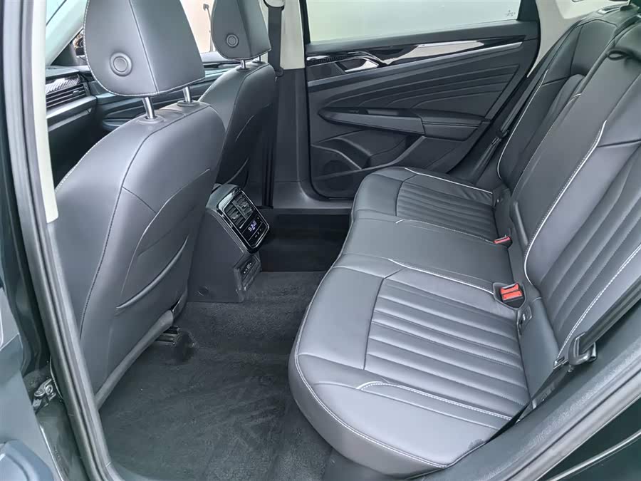 Volkswagen Passat 2023 car image #13