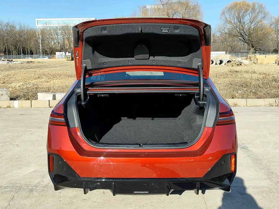 BMW i5 M60 2024 car image #13