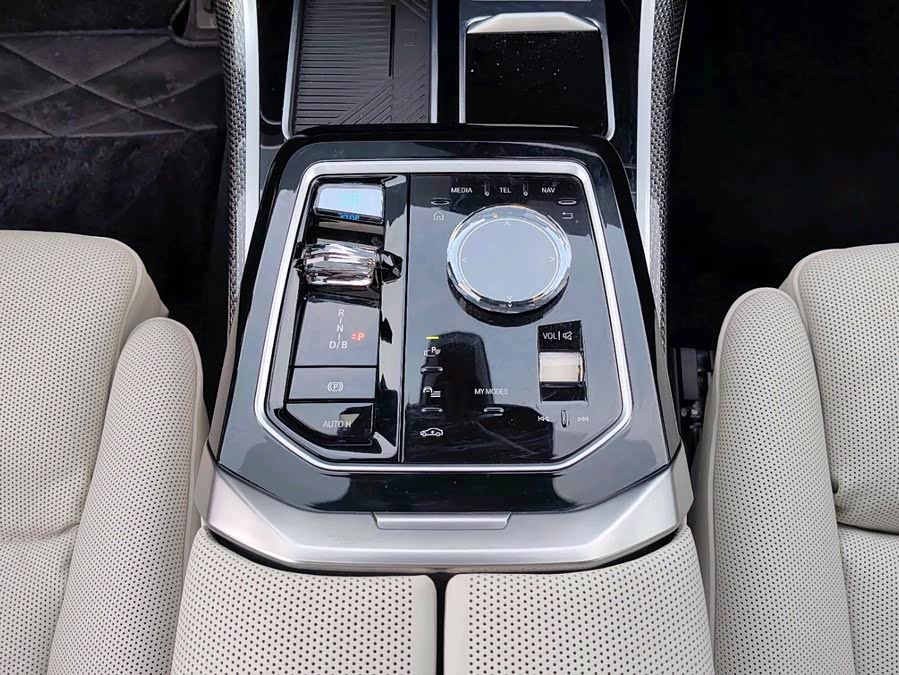 BMW i7 M70L 2025 car image #13