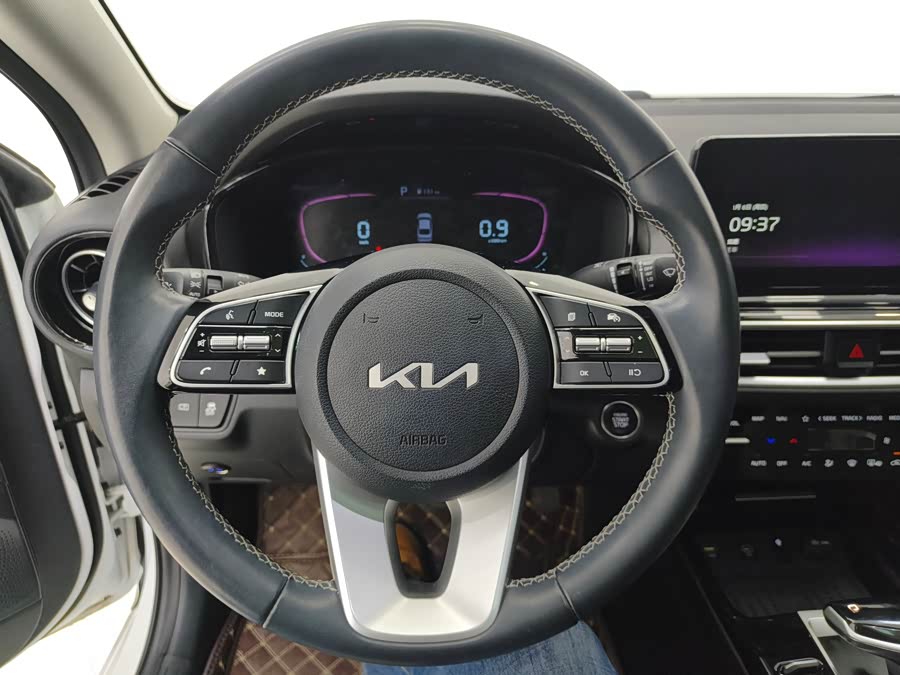 Kia K3 2023 car image #13