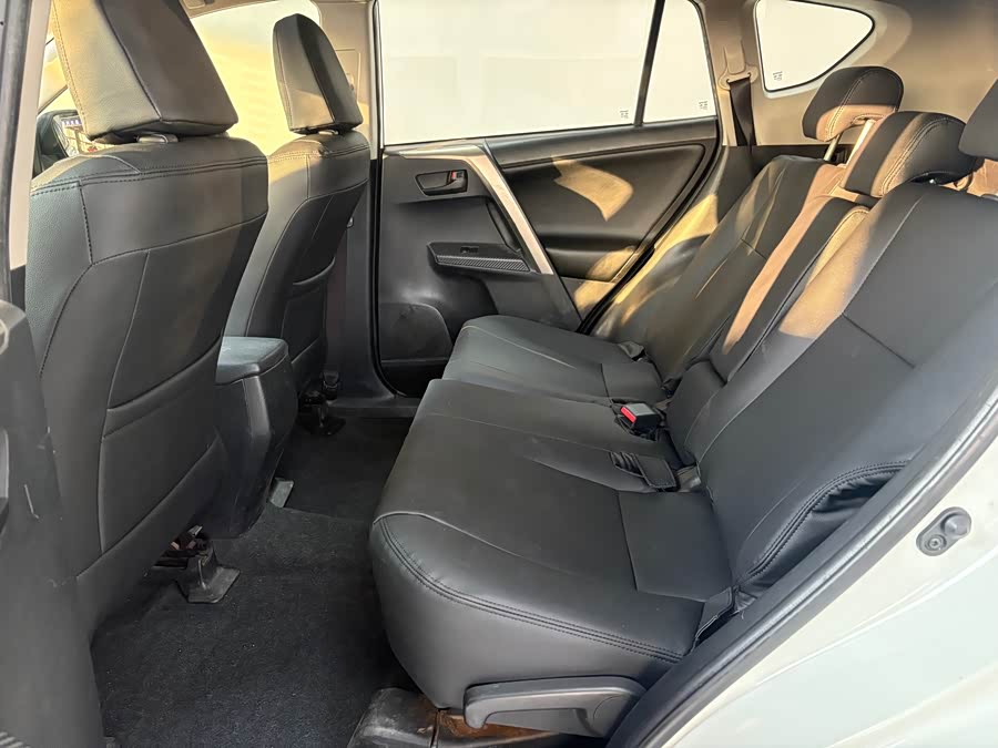 Toyota RAV4 2015 car image #13