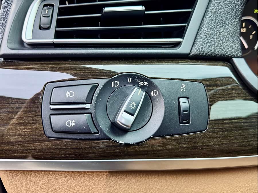 BMW 7 Series 2010 car image #13