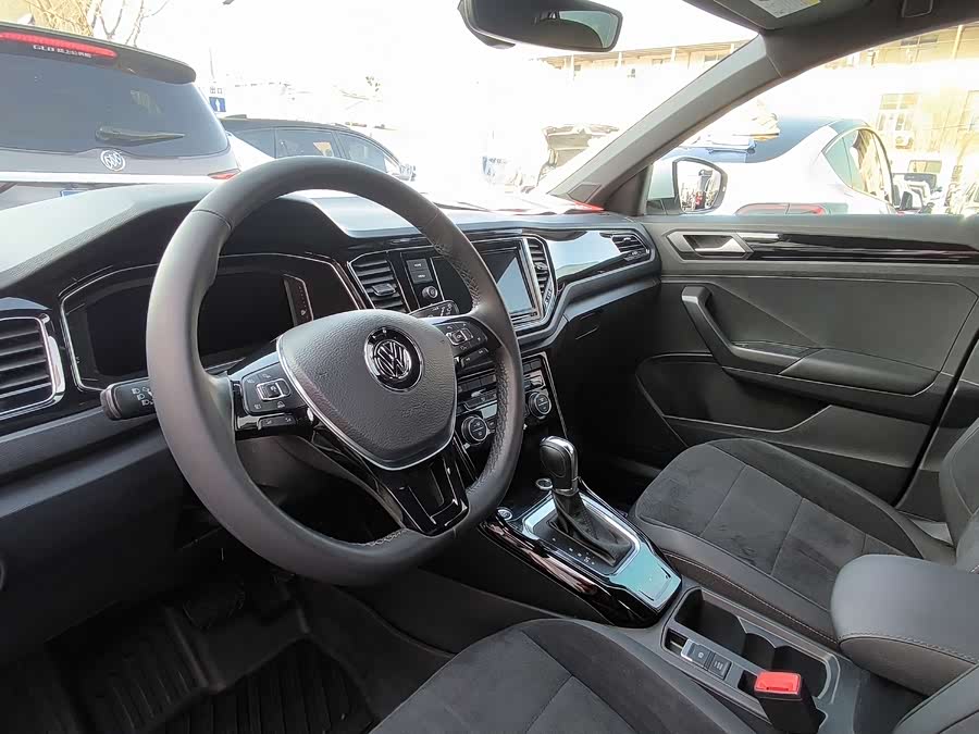 Volkswagen T-Roc 2019 car image #13
