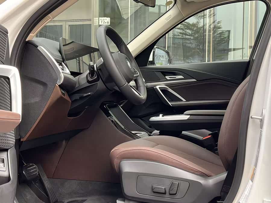 BMW iX1 2025 car image #13