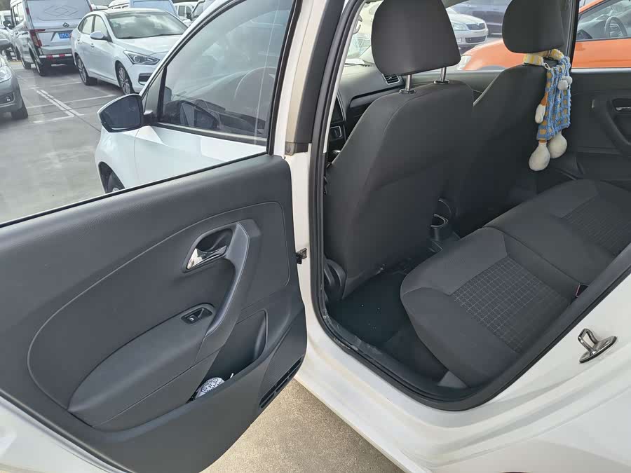 Volkswagen Polo 2016 car image #13