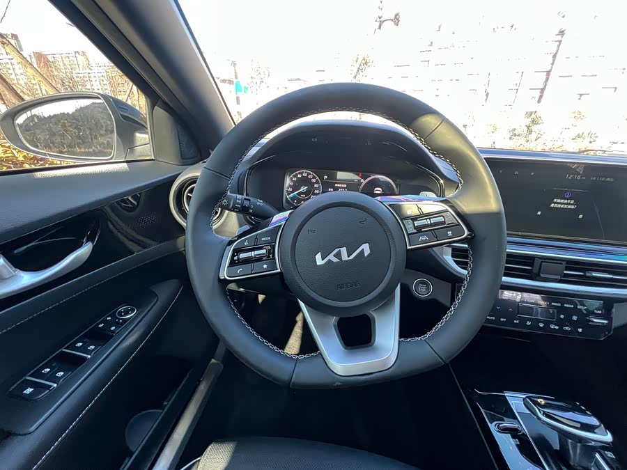 Kia K3 2023 car image #13