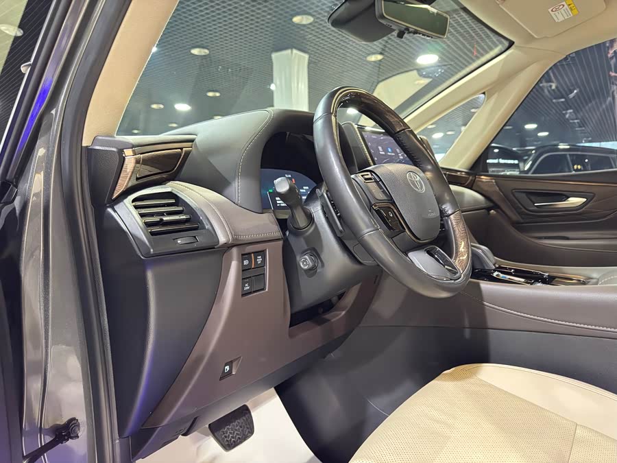 Toyota Alphard 2024 car image #13